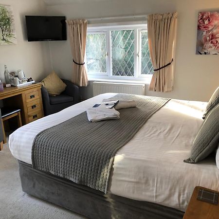 Trumbles Gatwick B&B Charlwood Exterior photo