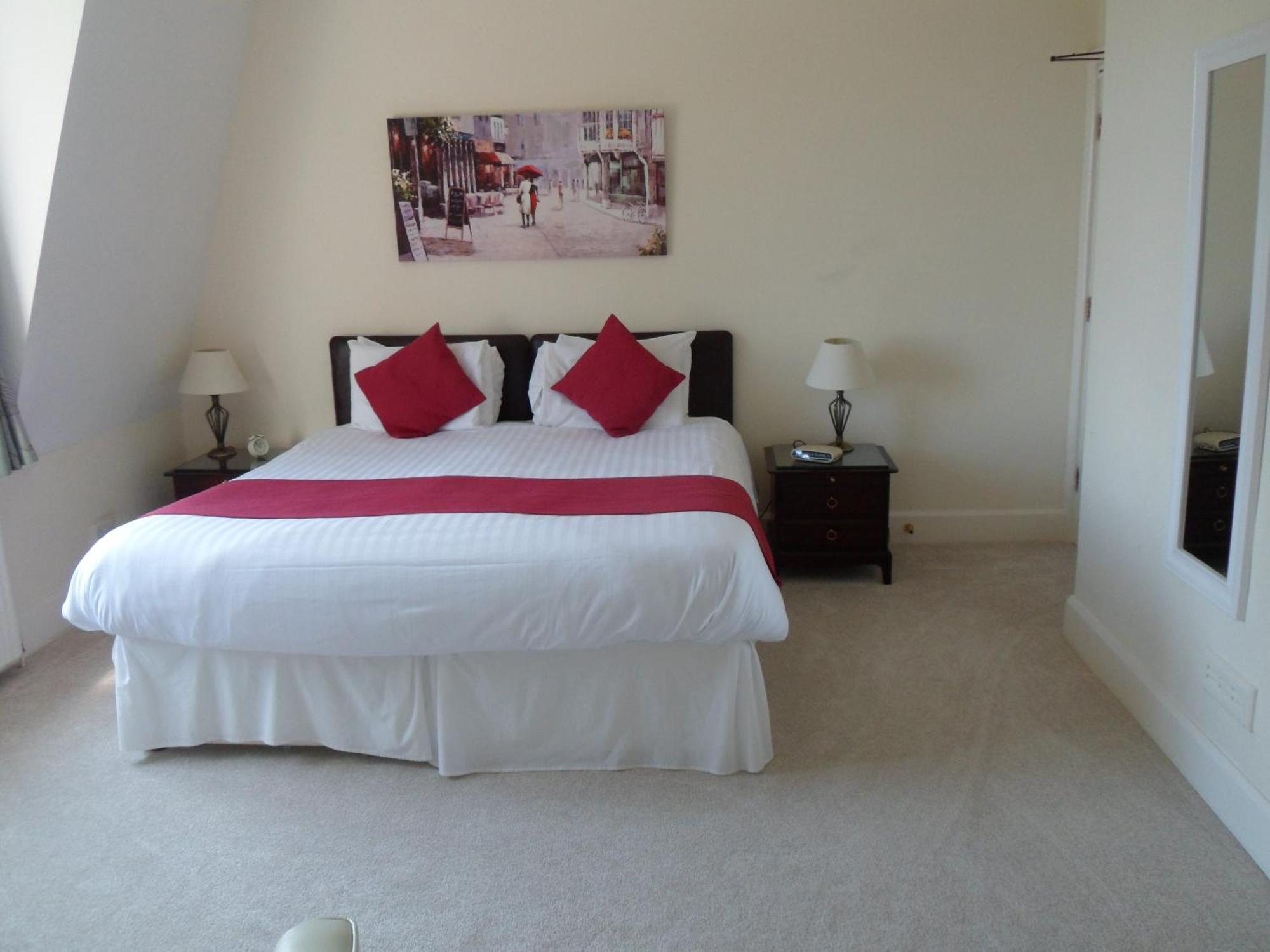 Trumbles Gatwick B&B Charlwood Room photo