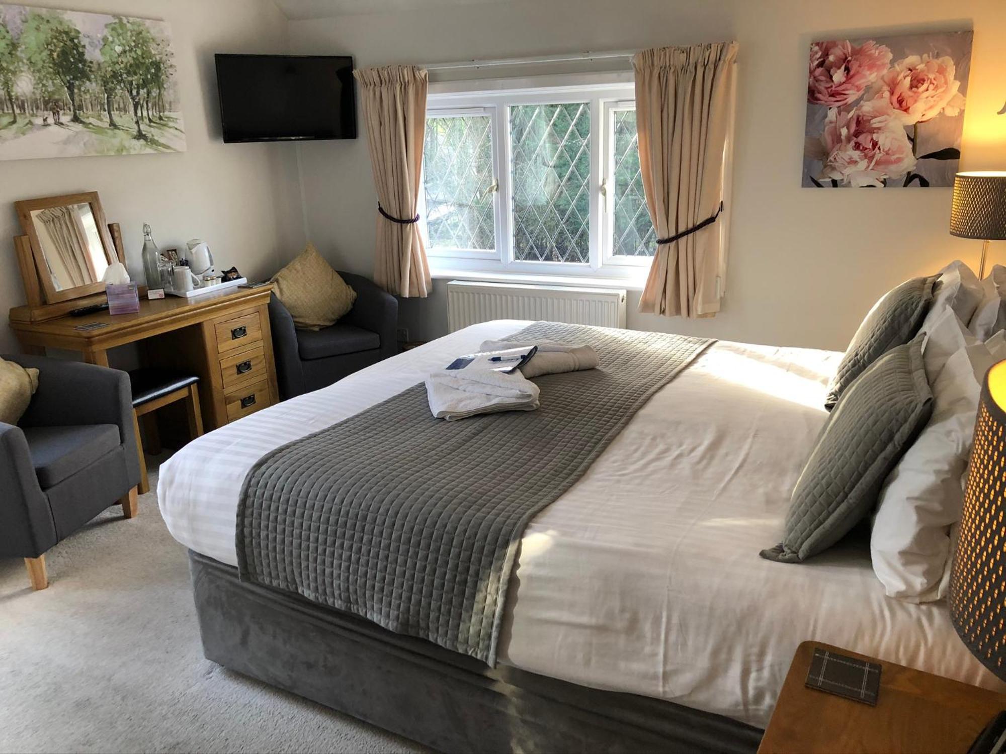 Trumbles Gatwick B&B Charlwood Exterior photo